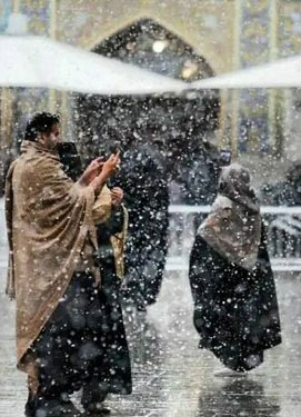 بارش اولین برف سال در حرم امام رضا (ع)+عكس و فیلم 