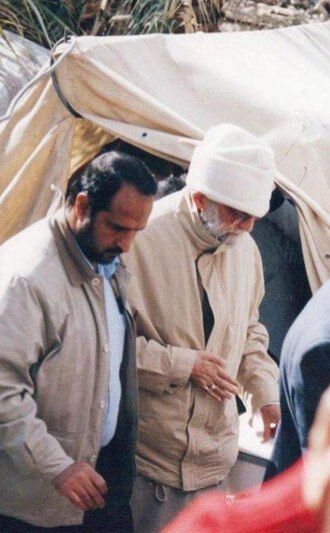 فیلم/گوشه‌هایی از سفر رهبر انقلاب به كرمان با لباس مبدل پس از زلزله دی ماه ۱۳۸۲ شهر بم
