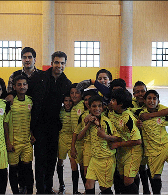عکس خبري -گزارش تصويري/فردوسي پور در مسابقه فوتبال کودکان کار 