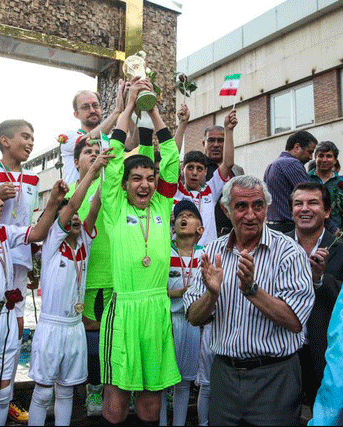 عکس خبري -گزارش تصويري/مسابقه پيشکسوتان فوتبال ايران با کودکان سرطاني