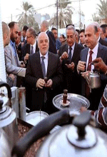 عکس خبري -گزارش تصويري/چاي خوردن نخست وزير عراق در خيابان