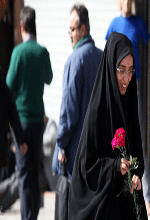 عکس خبري -گزارش تصويري/اهداي گل به زنان با حجاب در تهران 
