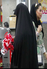 عکس خبري -گزارش تصويري/اهداي گل به زنان در عفاف و حجاب 