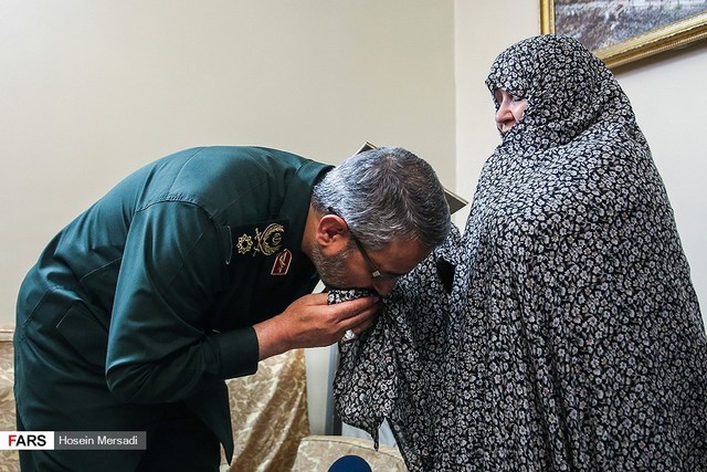 عکس خبري -عکس/ بوسه رئيس سازمان بسيج بر چادر يک مادر شهيد