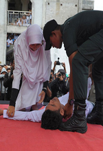 عکس خبري -گزارش تصويري/ حکم شلاق در ملاءعام در اندونزي