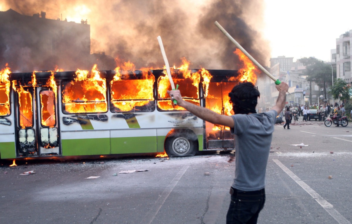 عکس خبري -تفاوت نيروهاي انقلابي با فتنه گران 88