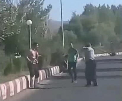 عکس خبري -فيلم/ درگيري در ميدان سبلان مشکين شهر با بيل!(16+)