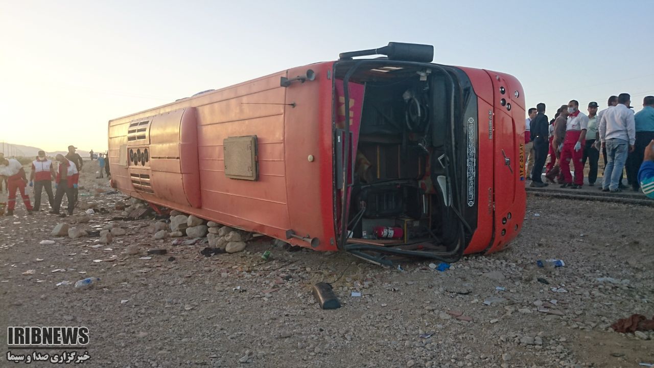 عکس خبري -تشکيل کميته مشترک براي پيگيري حادثه واژگوني اتوبوس دختران هرمزگاني /خواب آلودگي راننده عامل اصلي حادثه بوده است